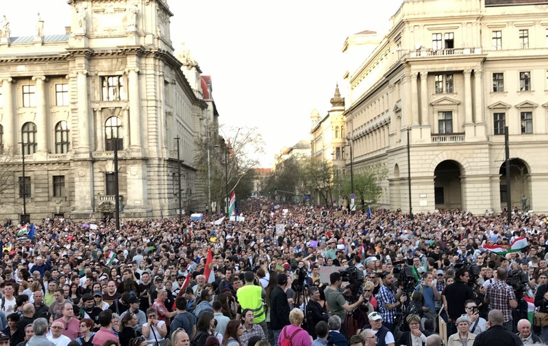 Mii de oameni au protestat la Budapesta față de decretul care obligă femeile însărcinate să asculte bătăile inimii fătului înainte de avort