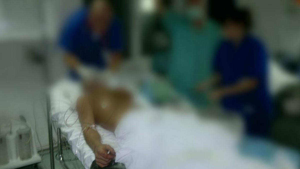 Fratele femeii din Arad care a fost înjunghiată de iubit în Arad a murit. Tânărul de 22 de ani sărise să-și apere sora, dar a primit un cuțit în inimă. Și criminalul e la spital