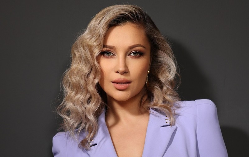 La 17 ani de la debutul în muzică, Lora cochetează cu actoria. „E o lume frumoasă și mult mai unită decât cea din care vin”
