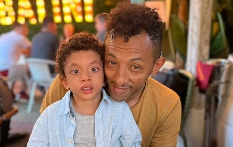 Kamara nu își înscrie fiul la școală încă. Cine se ocupă de educația lui Leon, care are 8 ani: „E un copil foarte inteligent, știe multe lucruri”