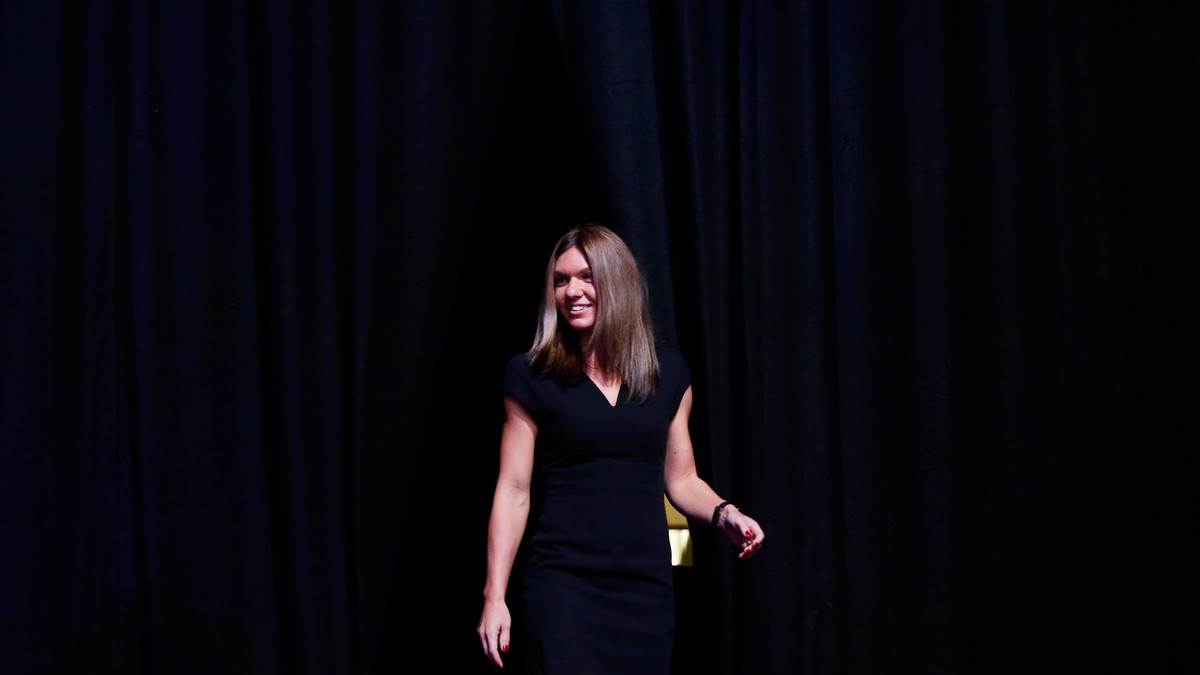 Simona Halep, Doctor Honoris Causa la Universitatea de Vest din Timișoara. Simona Halep, distinsă la Timișoara. UVT va oferi liderului mondial titlul de Doctor Honoris Causa ”Beneficiorum Publicorum”.