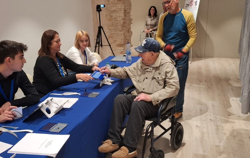 La alegerile prezidențiale, doi români, unul de 101 ani, altul de 100 de ani, au votat în diaspora