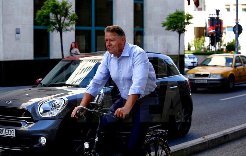 Klaus Iohannis s-a plimbat cu bicicleta prin Constanța. A fost fotografiat de un edil