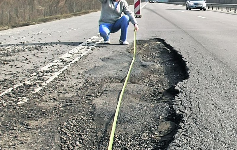 Uite craterul de 6 metri de pe autostradă! 