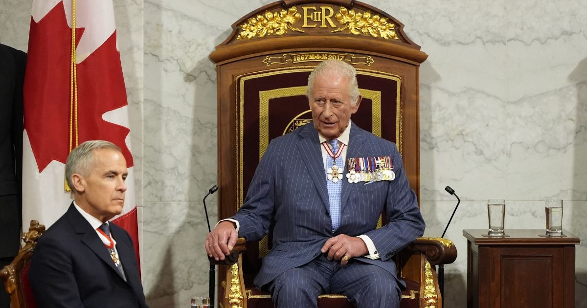 Prim-ministrul Canadei Mark Carney (stânga) și regele Charles (dreapta) în timpul discursului regelui de la tronul din Senat, la Ottawa, 27 mai 2025.