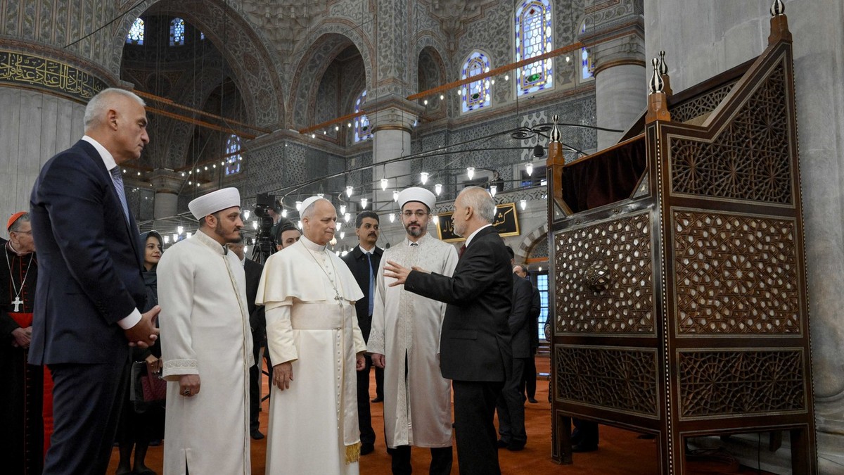 Papa Leon al XIV-lea, în centrul imaginii, în timpul vizitei în Moscheea Albastră Foto: Profimedia