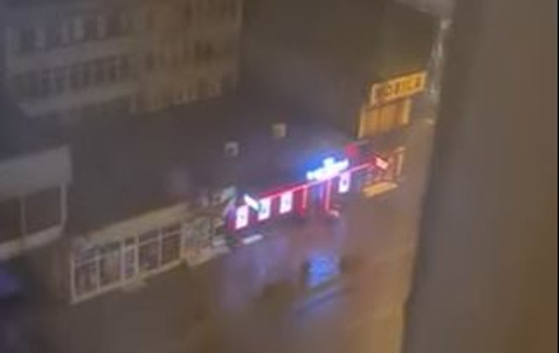 Copil în cărucior, împins de vijelie aproape în stradă la Bacău. Părinții erau într-o sală de jocuri