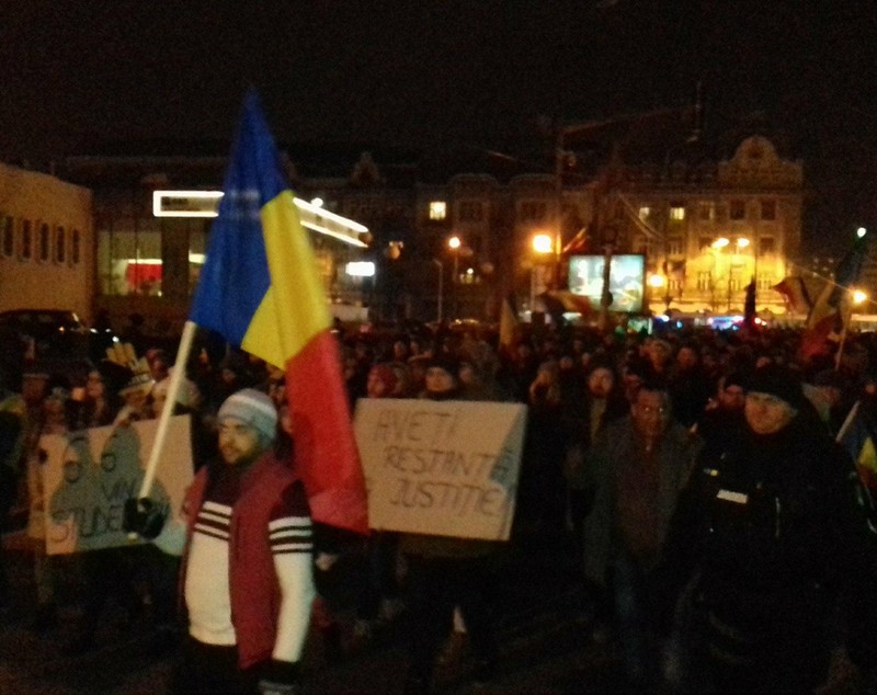 FOTO. Moș Crăciun protestează la Timișoara, alături de sute de timișoreni: „Out of Service”