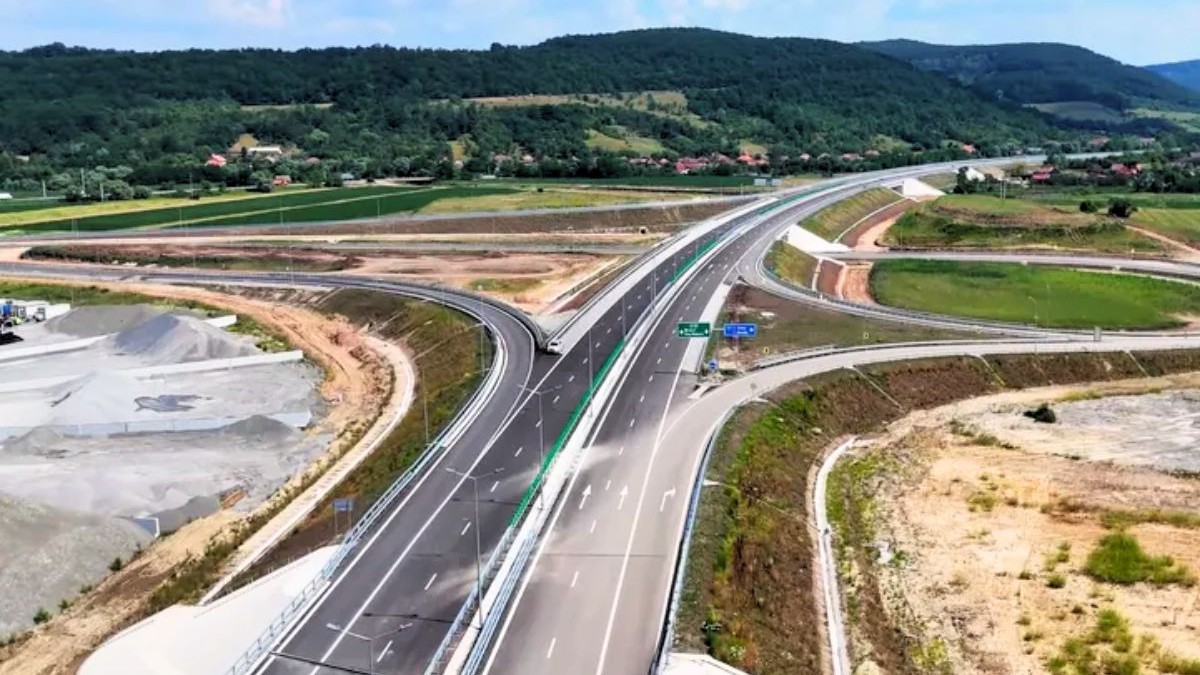 Autostrada goala noua construita intr un camp verde cu noduri de drumuri