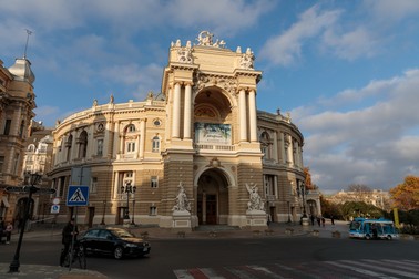 Opera a fost construită în stil neobaroc de doi arhitecți austrieci, pe modelul operei din Dresda
