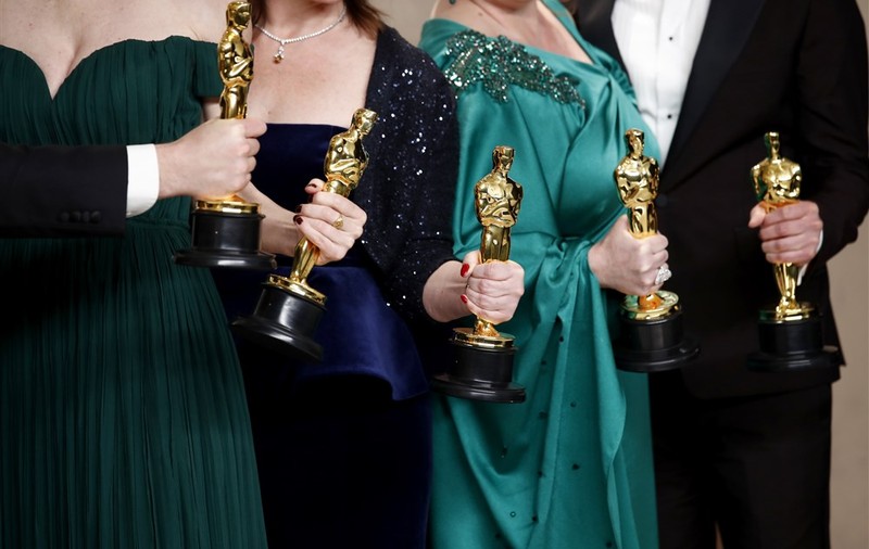 Hollywoodul intră cu toate tancurile în era TikTok. Premii pentru trendul politic și interese financiare