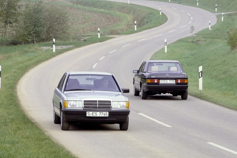 Mercedes 190 pe șosea