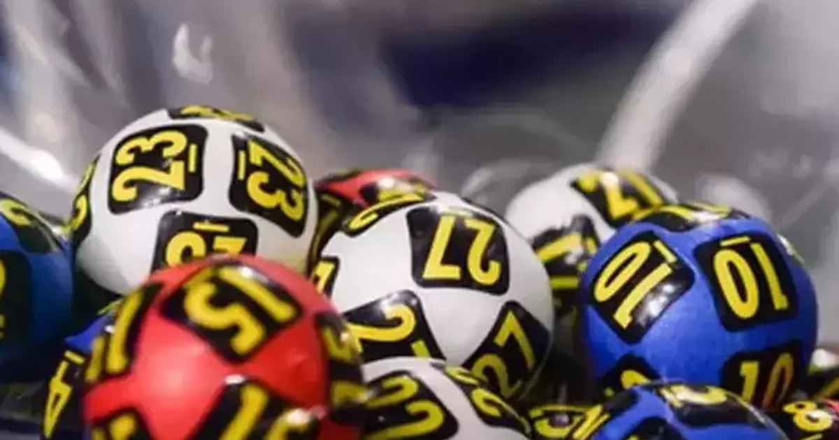 Cât costă un bilet la Loto în 2022 - Imegine cu bile de loterie