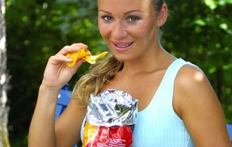 Alarmant! O pungă de chipsuri pe zi, echivalentul a 5 litri de ulei pe an. Află şi celelalte efecte nocive pentru sănătate!