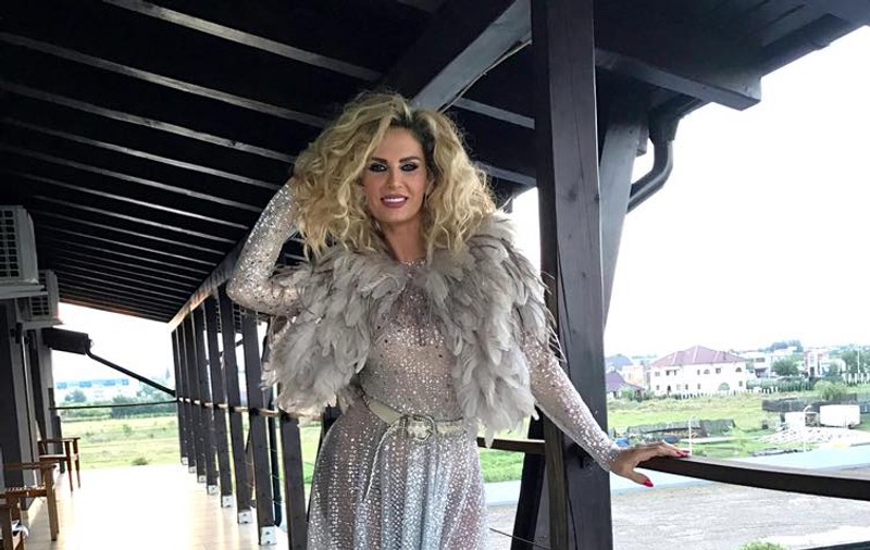 Andreea Bănică și fiica ei le-au urat sărbătoriților de azi viață lungă. Cum s-au pozat cele două
