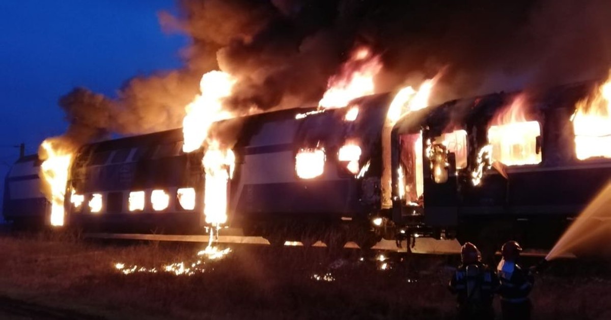 Un tren în care se aflau 100 de călători a luat foc (foto CFR SA)