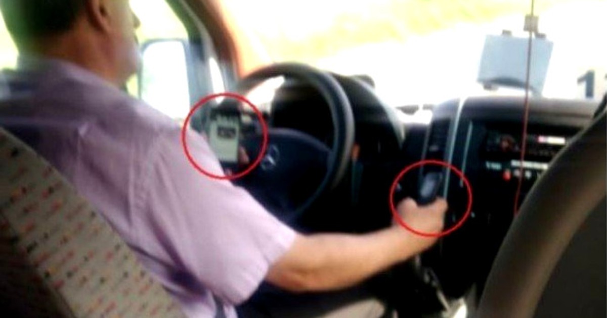 Un șofer de microbuz conducea doar cu coatele. Șofer de microbuz cu două telefoane mobile în mâini (ARHIVĂ)