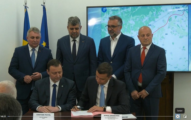 Aglomerație de oficiali la semnarea unui contract pentru 63 km de autostradă. Bode, Ciolacu, Grindeanu și Romașcanu, prezenți