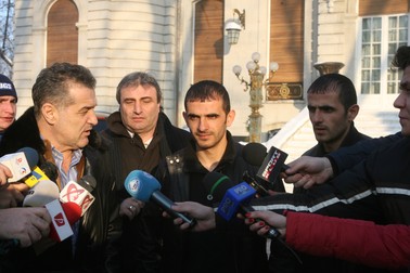 Artiom si Arman Karamian s-au inteles dupa mai multe runde de negocieri cu Gigi Becali patronul echipei Steaua Bucuresti, echipa la care vor evolua din returul campionatului national de fotbal, vineri 29 ianurie 2010, in Bucuresti.