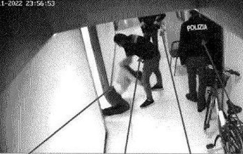Imaginile cu un român torturat, lovit și umilit într-o secție de poliție din Verona au fost făcute publice. Cinci agenți au fost arestați