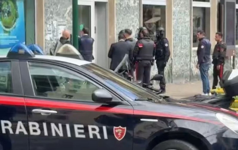 Jaf armat cu ostatici într-o bancă din Napoli: autorii au reușit să fugă, deși clădirea era înconjurată de carabinieri | VIDEO
