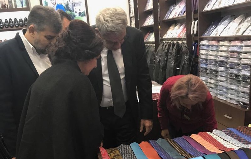 Premierul Mihai Tudose, surprins la standul de cămăși și cravate într-un mall din Deva. Vizită neanunțată pe șantierul autostrăzii - GALERIE FOTO