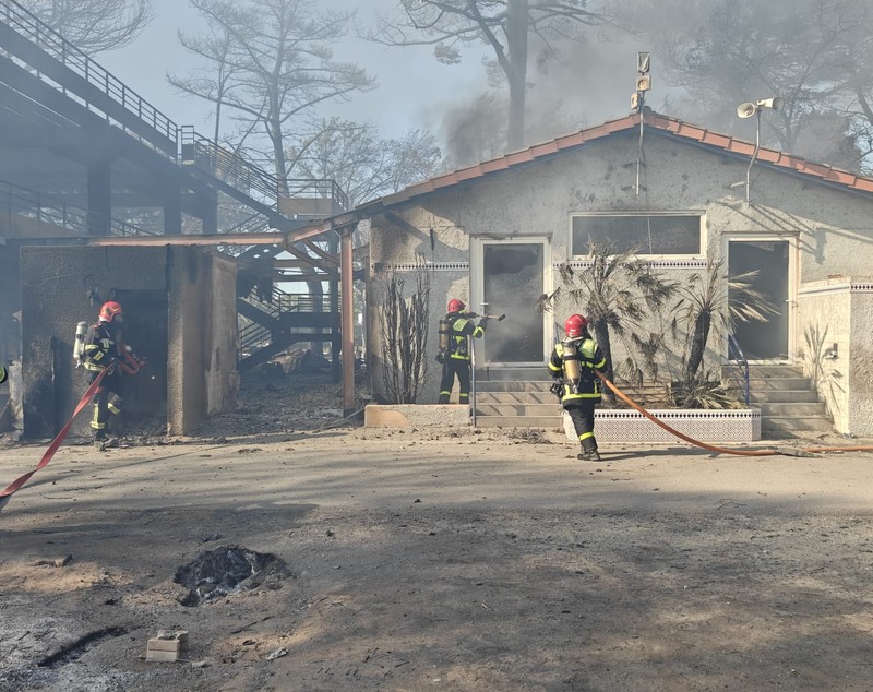 Pompieri români, la datorie în Franța pentru stingerea unui incendiu de vegetație care a afectat un camping. Peste 150 de butelii GPL, evacuate