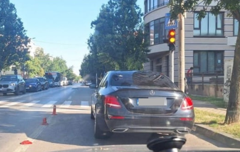 O mașină Mercedes, parcată în fața unui semafor, a încurcat circulația în Iași: „Pur și simplu a lăsat mașina acolo și a plecat”