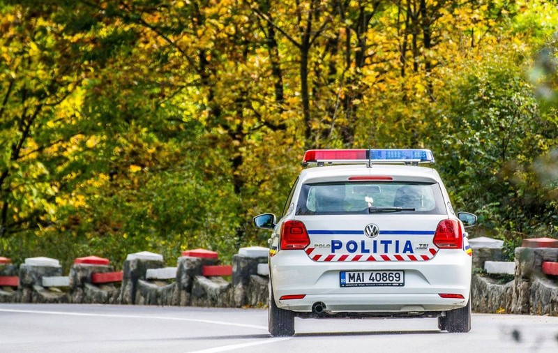 Doi bărbați de lângă Timișoara s-au dat drept polițiști antidrog și au oprit o autoutilitară în trafic. Au plecat cu 90.000 de lire sterline