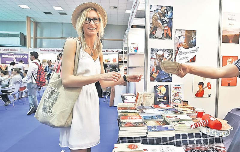Internetul «rupe» cartea | Tinerii merg la Bookfest mai mult pentru a spiona ce pot descărca de pe internet