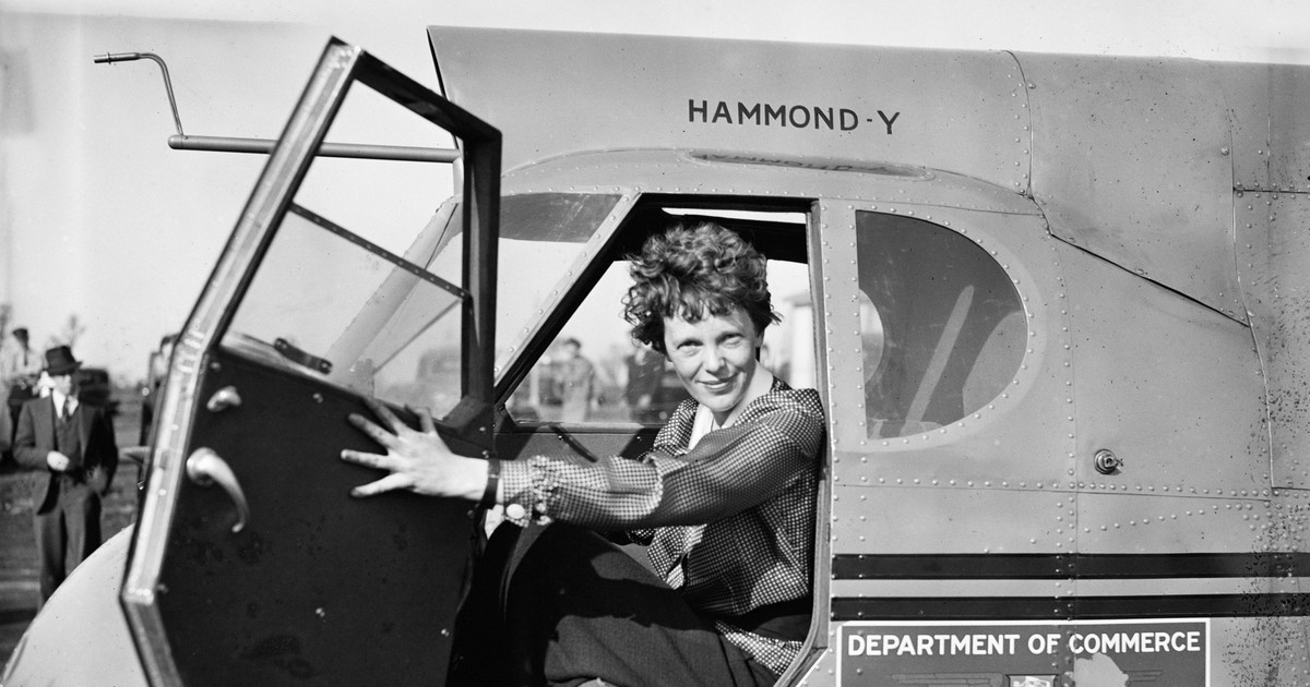 Amelia Earhart stând într-un avion, în anul 1936. Foto Hepta