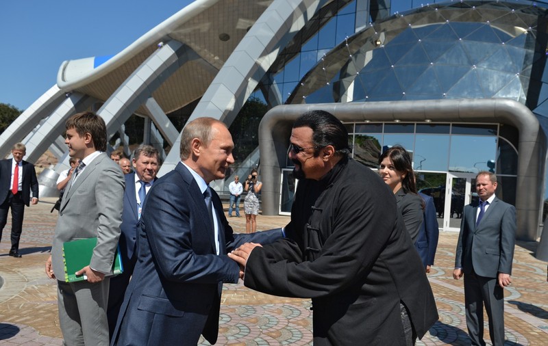 Vladimir Putin i-a oferit pașaportul rusesc lui Steven Seagal