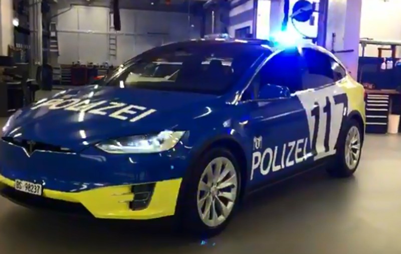 Polițiști blocați în mașina de patrulare Tesla, când au vrut să rețină un biciclist, în Elveția. Cum s-a terminat intervenția