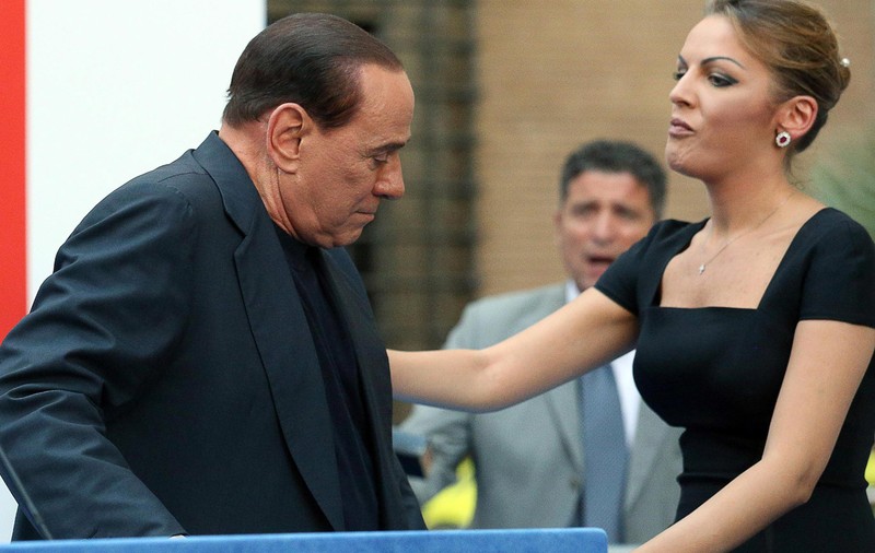 Silvio Berlusconi, pus cu botul pe labe de iubita lui de 28 de ani