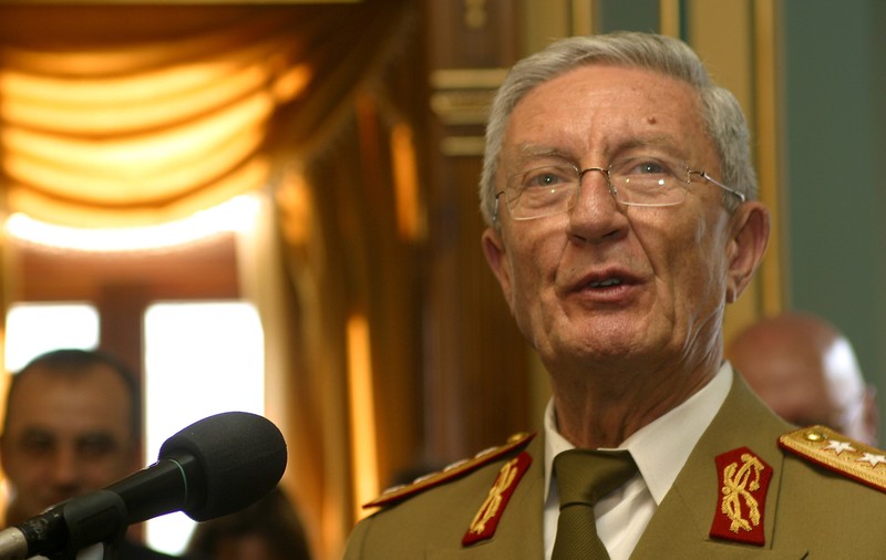 Victor Atanasie Stănculescu, generalul care a predat Armata Română lui Ion Iliescu. A fost implicat activ în reprimarea Revoluției de la Timișoara