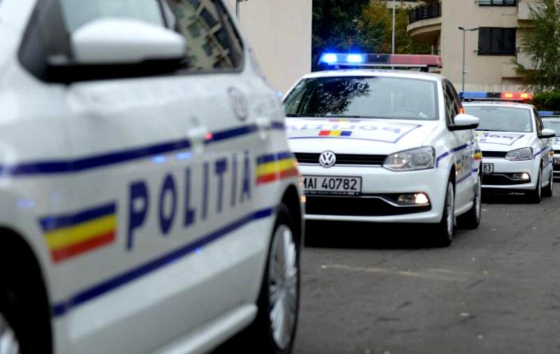 VIDEO | Polițiști atacați cu lopeți și sticle de către un grup de petrecăreți, pe o stradă din Arad