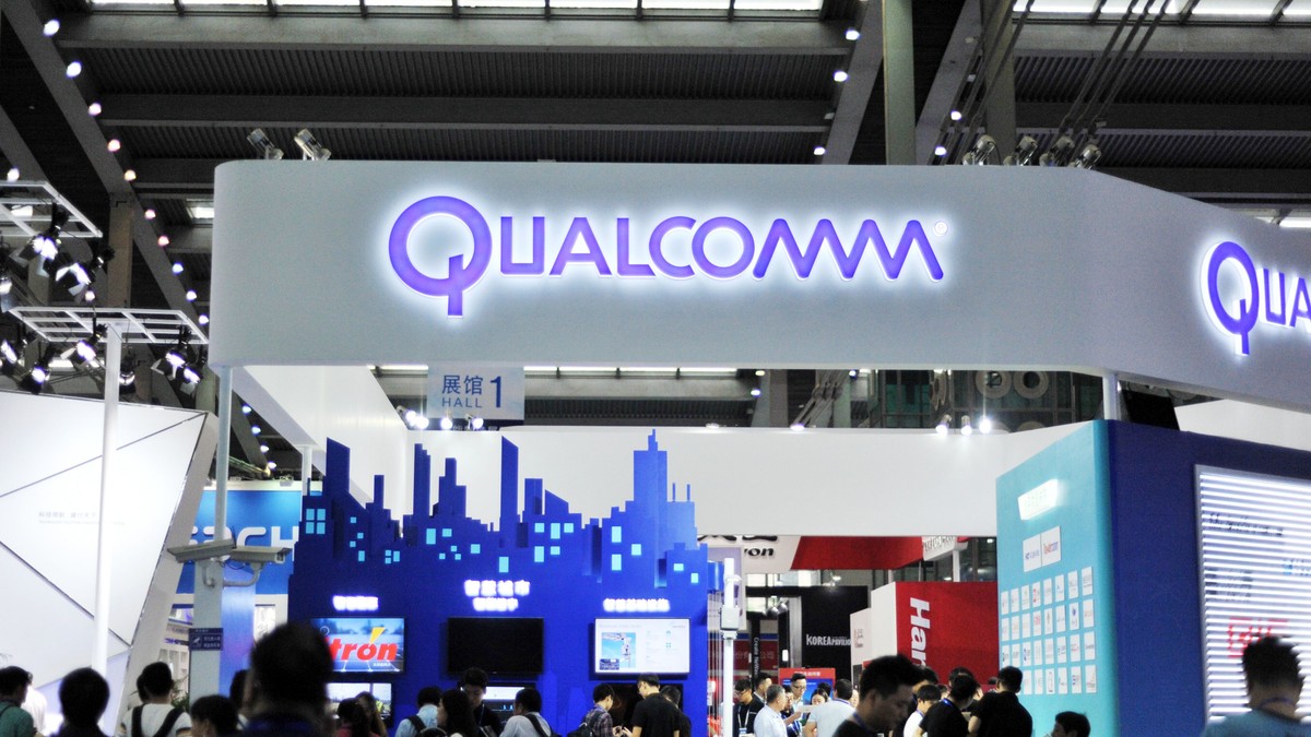 Producătorul de semiconductori Broadcom vrea să cumpere rivalul Qualcomm cu 121 de miliarde de dolari care ar crea un adevărat colos. Noua entitate ar urma să producă mai multe cipuri din smartphone-urile vândute pe plan mondial, de la procesoarele centrale la modemurile care fac legătura cu rețelele telecom la cipurile Wi-Fi și Bluetooh. Stand Qualcomm cu oameni care îl vizitează și logo-ul companiei deasupra