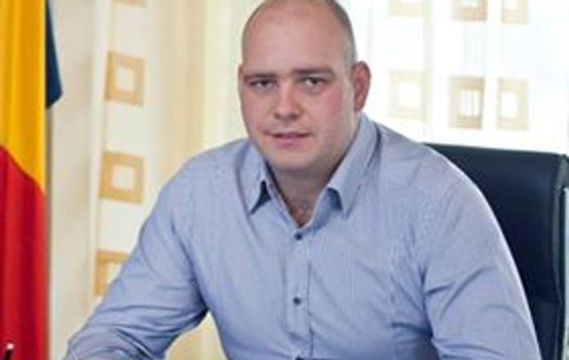UPDATE/ Deputatul Adrian Mocanu a lovit o femeie pe trecerea de pietoni după ce ar fi trecut pe roșu. Este cercetat pentru că a părăsit locul accidentului