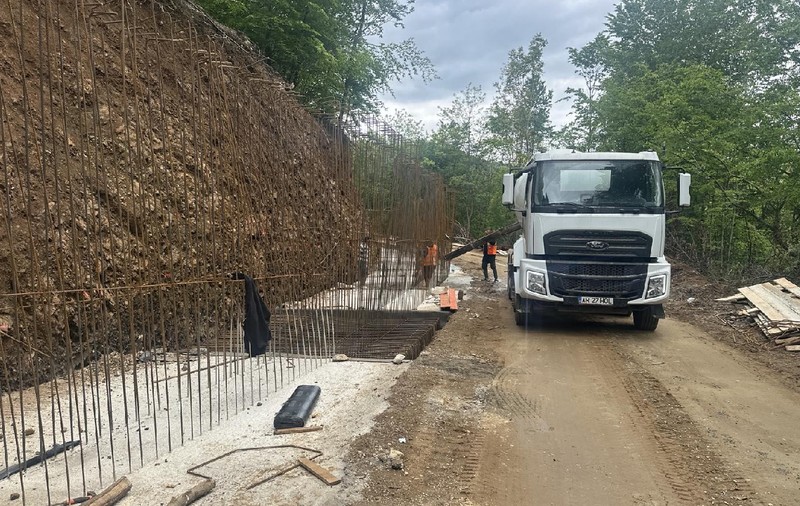 „Drumul Regelui”, șoseaua de 42 de milioane de euro din Munţii Zarandului, între Arad şi Hunedoara:  lucrările avansează „într-un ritm accelerat”