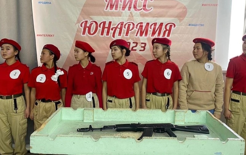 La un concurs de frumusețe din Siberia, fete de 14-17 ani au fost puse să asambleze și să dezasambleze puști Kalașnikov