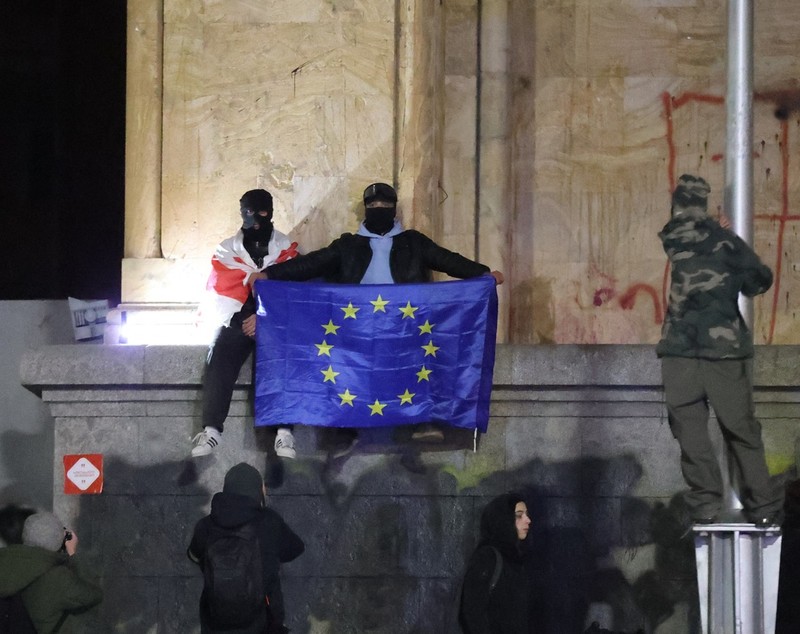 Mii de oameni au protestat în Georgia formând un lanț uman, la o lună după ce guvernul a amânat negocierile pentru aderarea la UE 