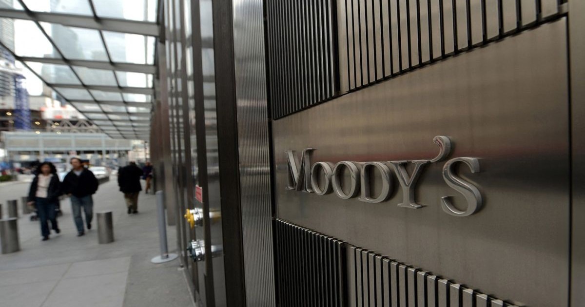 Sediul companiei Moody's și sigla în dreapta, iar în stânga sunt niște oameni care merg pe stradă