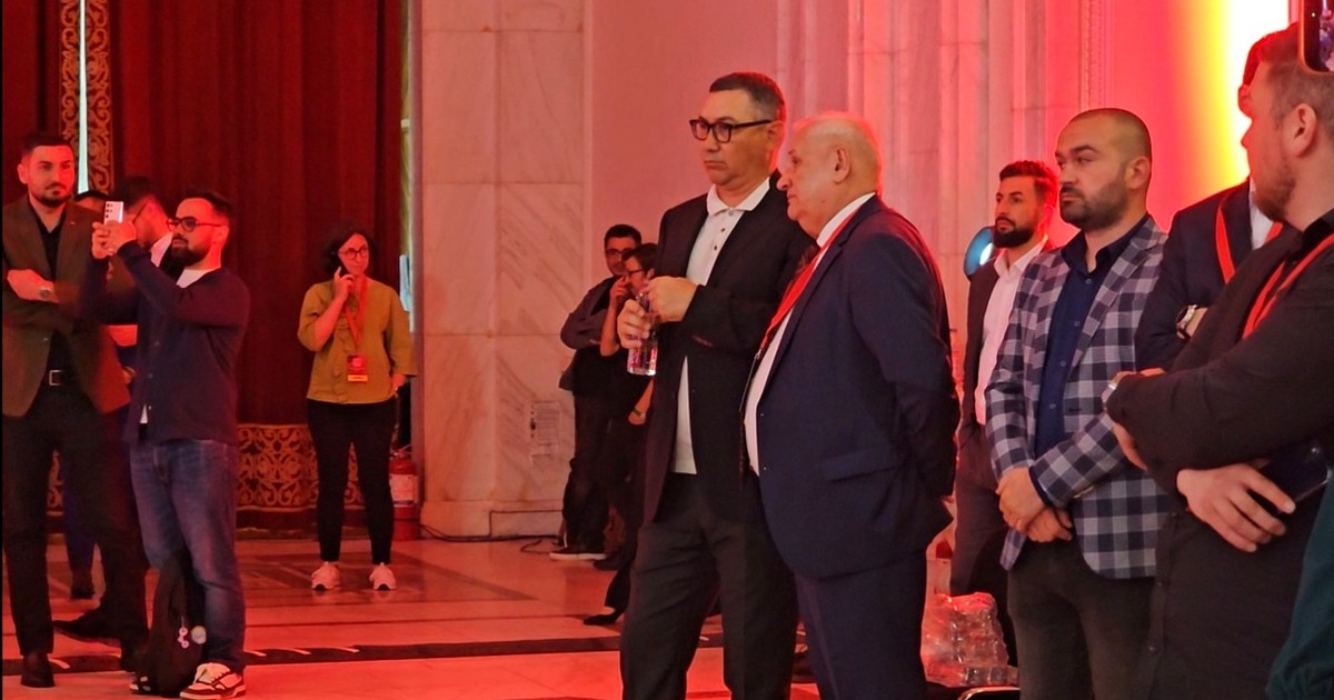 Victor Ponta, în sala unde PSD votează retragerea sprijinului politic premierului Ilie Bolojan. Foto: Cristian Otopeanu