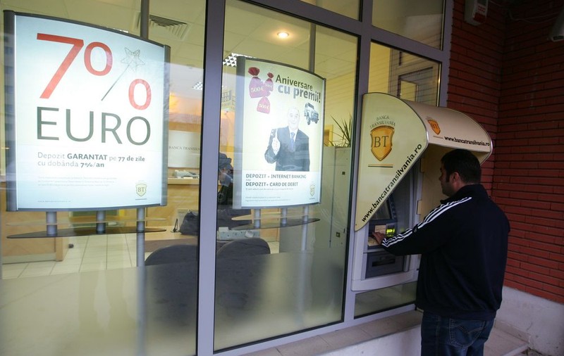 Banca Transilvania, amendată cu 100.000 de euro, după ce a întrebat un client ce face cu banii, iar răspunsul său ironic a ajuns celebru pe internet