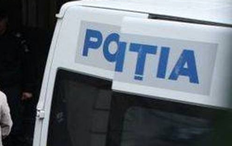 Trei HOȚI cu CAGULE pe FAȚĂ au jefuit un supermarket din CAPITALĂ