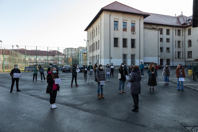 Elevii, profesorii și părinții copiilor au protestat aproape zilnic la începutul anului, în curtea Colegiului Gheorghe Șincai. Foto: Vlad Chirea