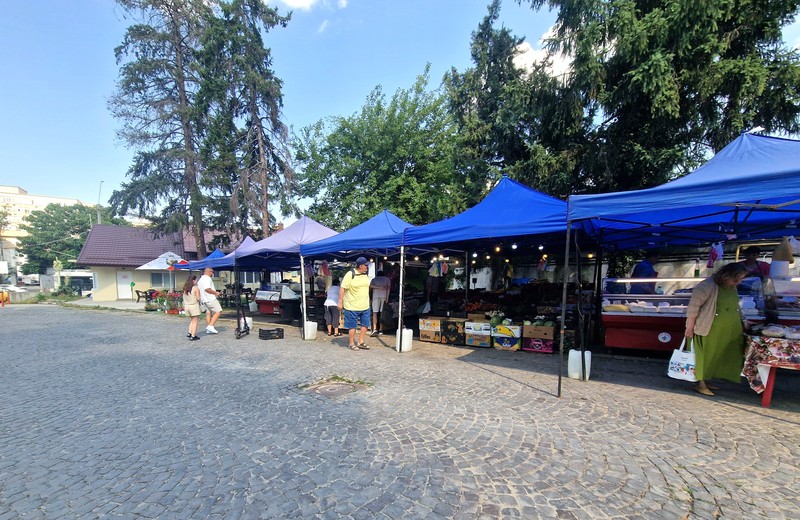 Piața volantă din curtea clinicii