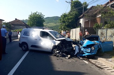 Trabantul condus de polițist a fost lovit în plin. Foto: ReplicaHd