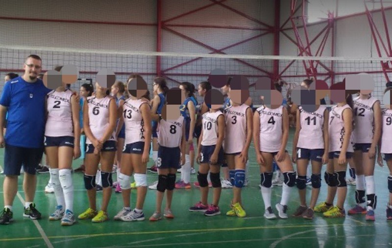 Antrenor de volei din Constanța, acuzat de pornografie infantilă și șantaj la adresa jucătoarelor sale minore. Clubul: “N-avea contract cu noi... Ba a avut!”