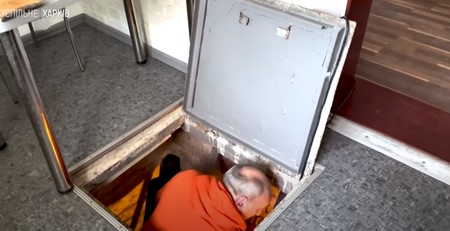 Profesorul Spodareț coboară în adăpostul din beci